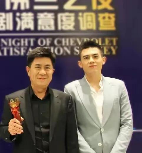 郭凯敏父子俩，儿子的颜值超过了爸爸。儿子好英俊啊！他穿着西装，妥妥的男神一枚。