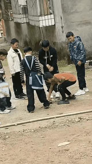 五个孩子虐杀一只小猫，每一个人表现的都很兴奋，每一个人表现的都很狂欢，看到这样的