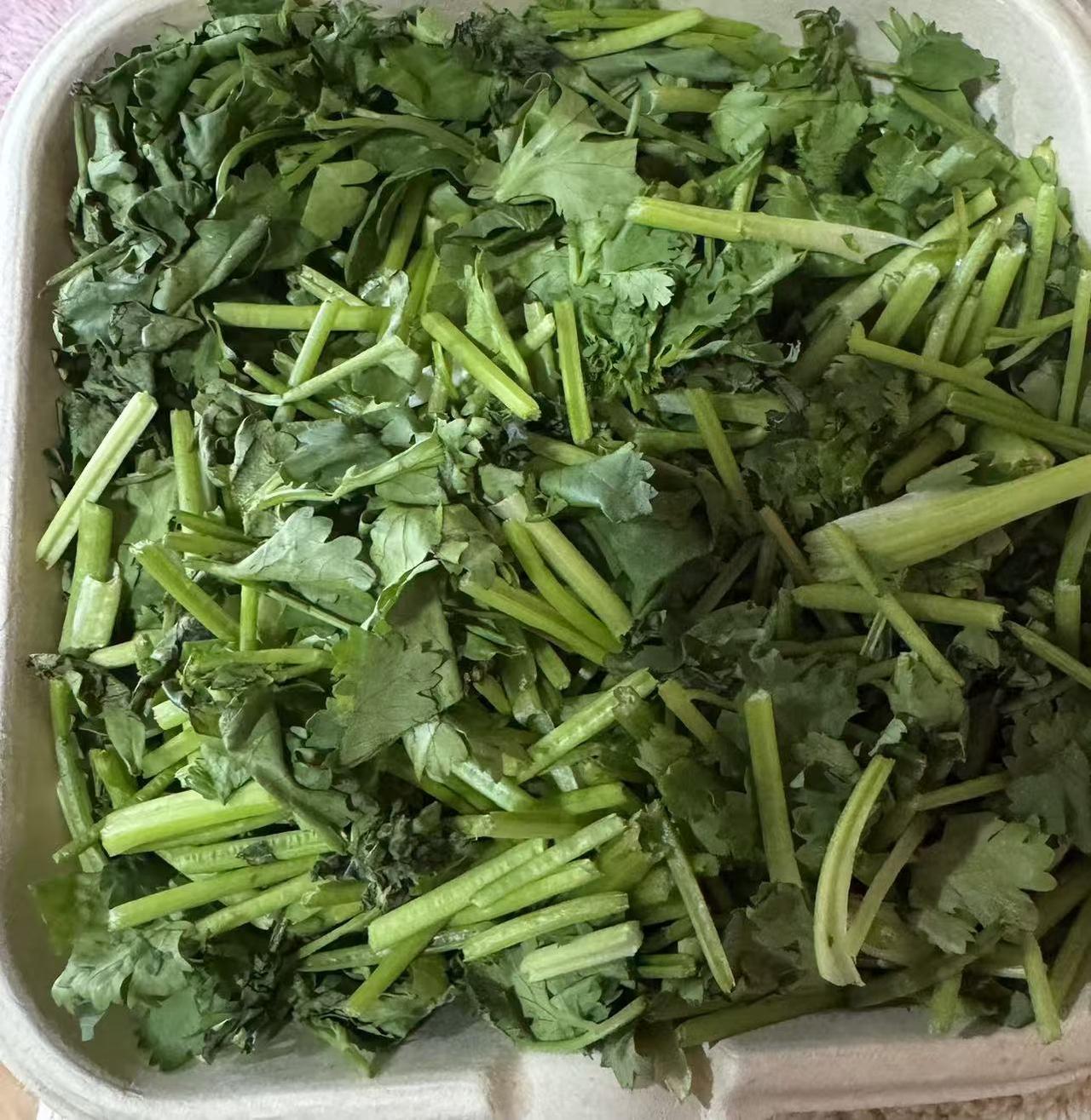 我们家人都喜欢吃香菜。买回来的香菜三、五天就放坏了，现在我有一个保鲜香菜的办法