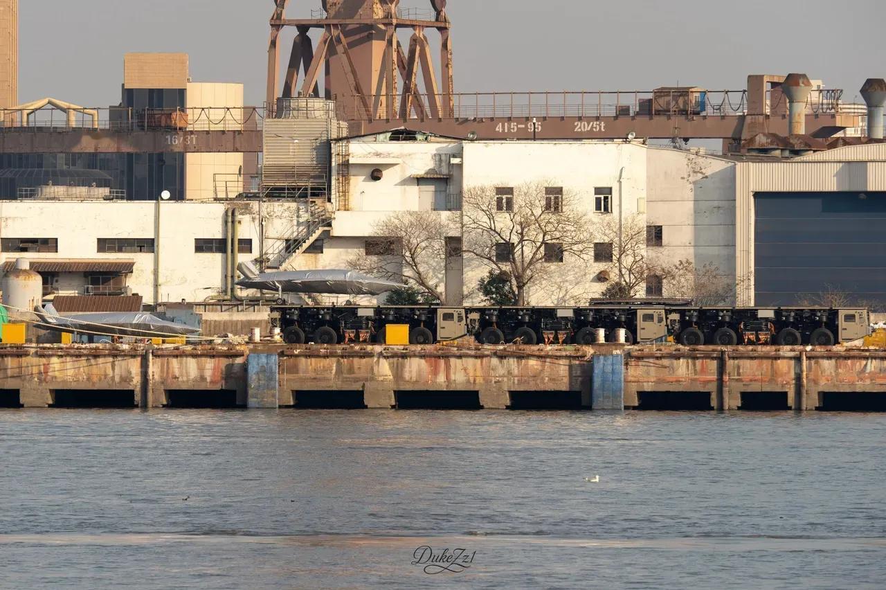 【电磁弹射器就这么水灵灵的装在运输车上，这是实现电磁弹射器自由了吗？】沪东造