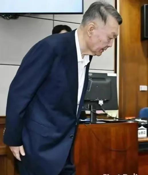​这时候我们看到所有一切问题的严重性。​韩国总统尹锡悦在监狱里面已经被折腾不成