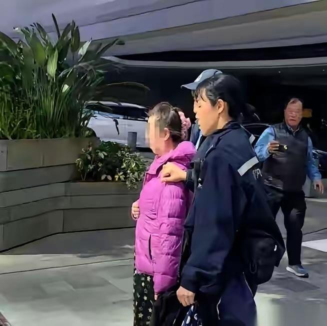 香港一个65岁的老太太，干了件大事。她一个人走进金钟道的一家银行，不急不慌，排