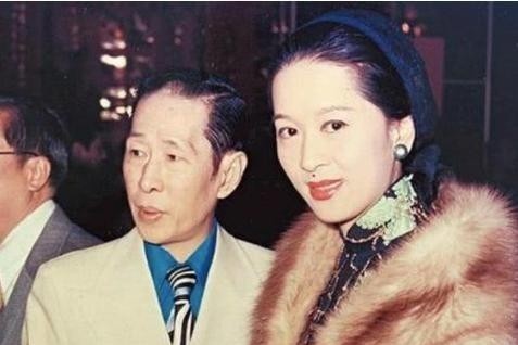 1997年，家财万贯的邓永祥在临终前要求儿子邓兆尊：“你以后一定要做一个败家子，