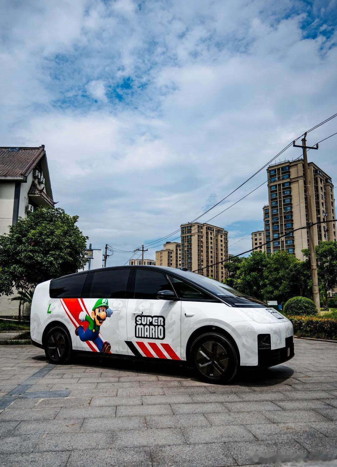 理想Mega应该是最适合涂装的新能源车了在路上十辆Mega九辆涂Mega+