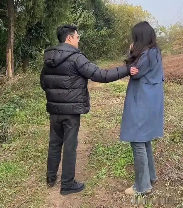 四川相亲现场失控！男子当众耍流氓，女生反抗反被抱紧，评论区彻底吵翻相亲本该是一