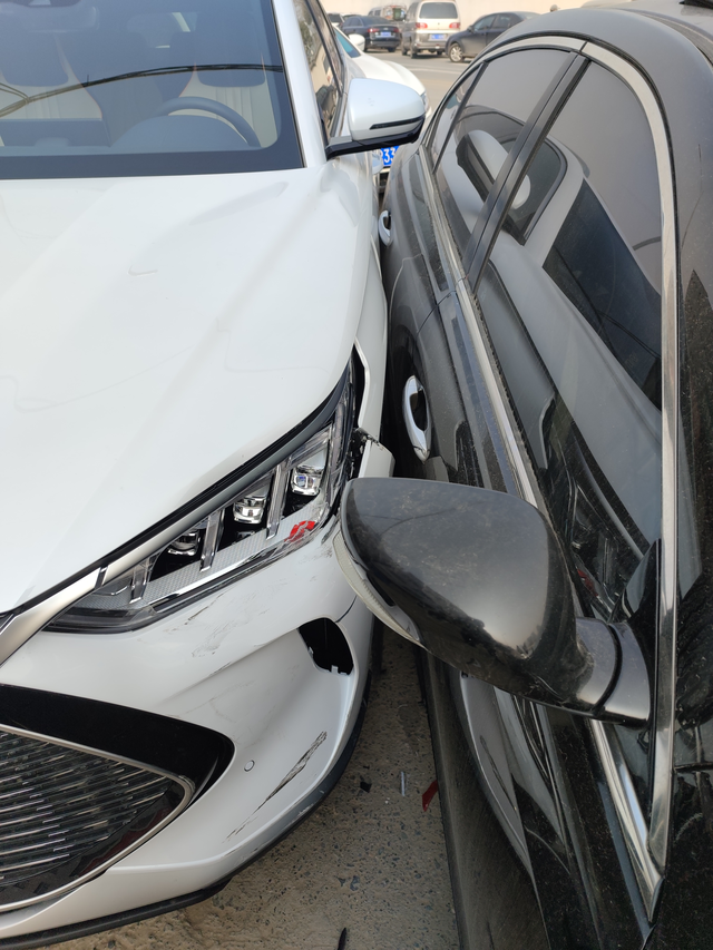 谁能理解我的心情新车，还没上牌，就被撞了，我的心在滴血啊