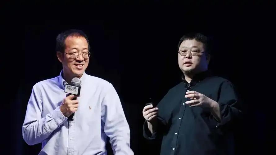 这反转来得太快了吧？这就叫偷鸡不成蚀把米啊。俞敏洪这一手，把罗永浩架得死死的。