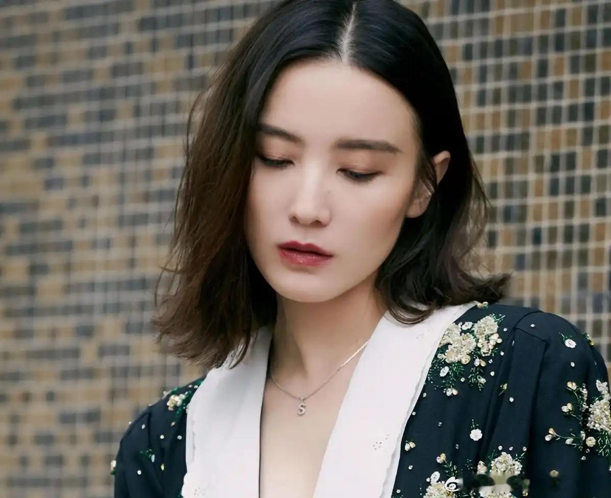 杨天真宋佳谈开机率只剩30%唉。一般人可能不知道情况，情况就是今年开机率仅为去