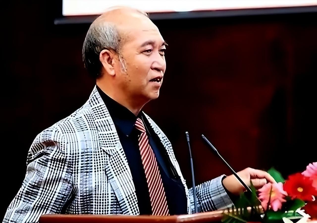 1991年，广东男子赵泰来，放弃中国国籍，转头加入英国，在英国，他四处捡废品，引