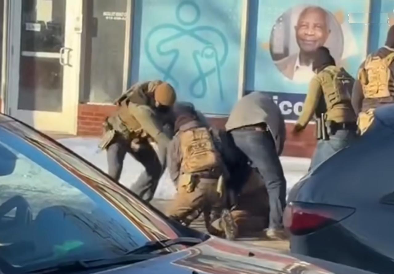 美国的“牢A”，这下真的死于美国斩杀！明尼苏达州又搞出一单大事，7名ICE特工