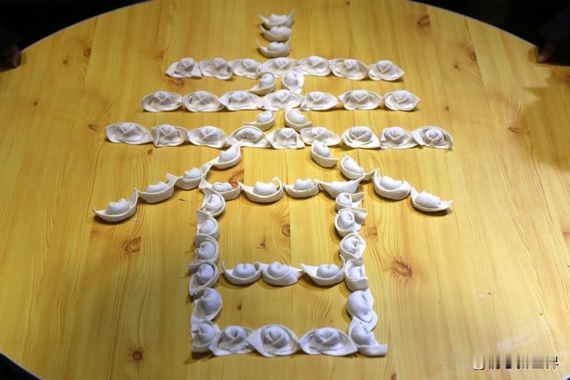 饺子馅口味因人而异，我心中最好吃的是虾仁猪肉馅。猪肉馅搭配鲜虾仁，那叫一个鲜上加