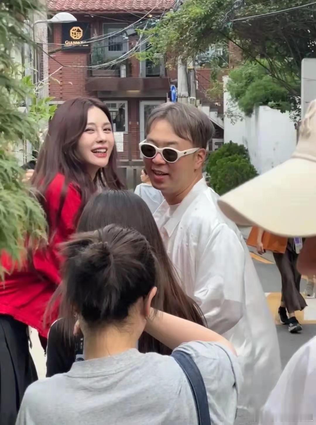 杜海涛带老婆韩国度假，穿白衬衫背影很帅，脸窄头秃配不上沈梦辰？​​​