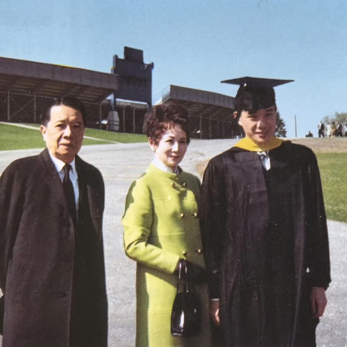 1968年，宋子安离世前一年，恰逢其长子宋伯熊大学毕业，一家人拍下了这张难得的珍