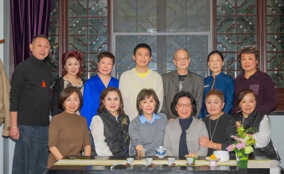 刘嘉玲带老公梁朝伟回故乡苏州和儿时老师和同学聚会，坐在C位的刘嘉玲显得那么的年轻