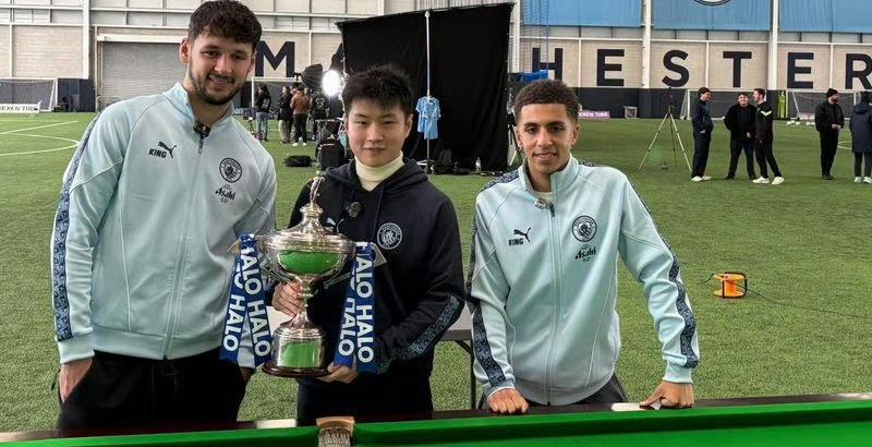 WST报道，斯诺克世界冠军赵心童近日到访曼城足球俱乐部，与里科·刘易斯和詹姆斯·