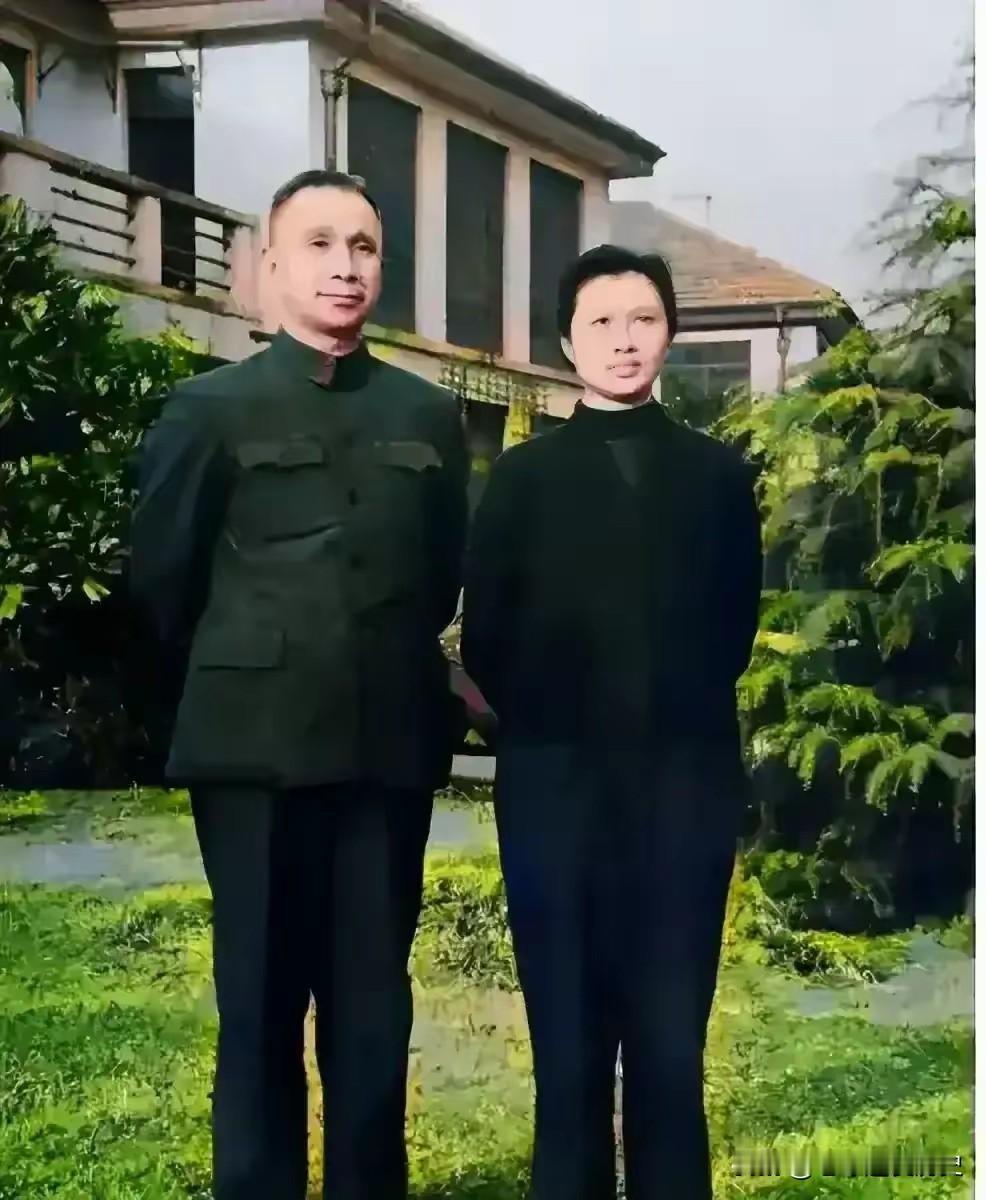 这张合影定格了粟裕大将与夫人楚青的相伴时光。二人身着素净黑衣，并肩立于庭院草木