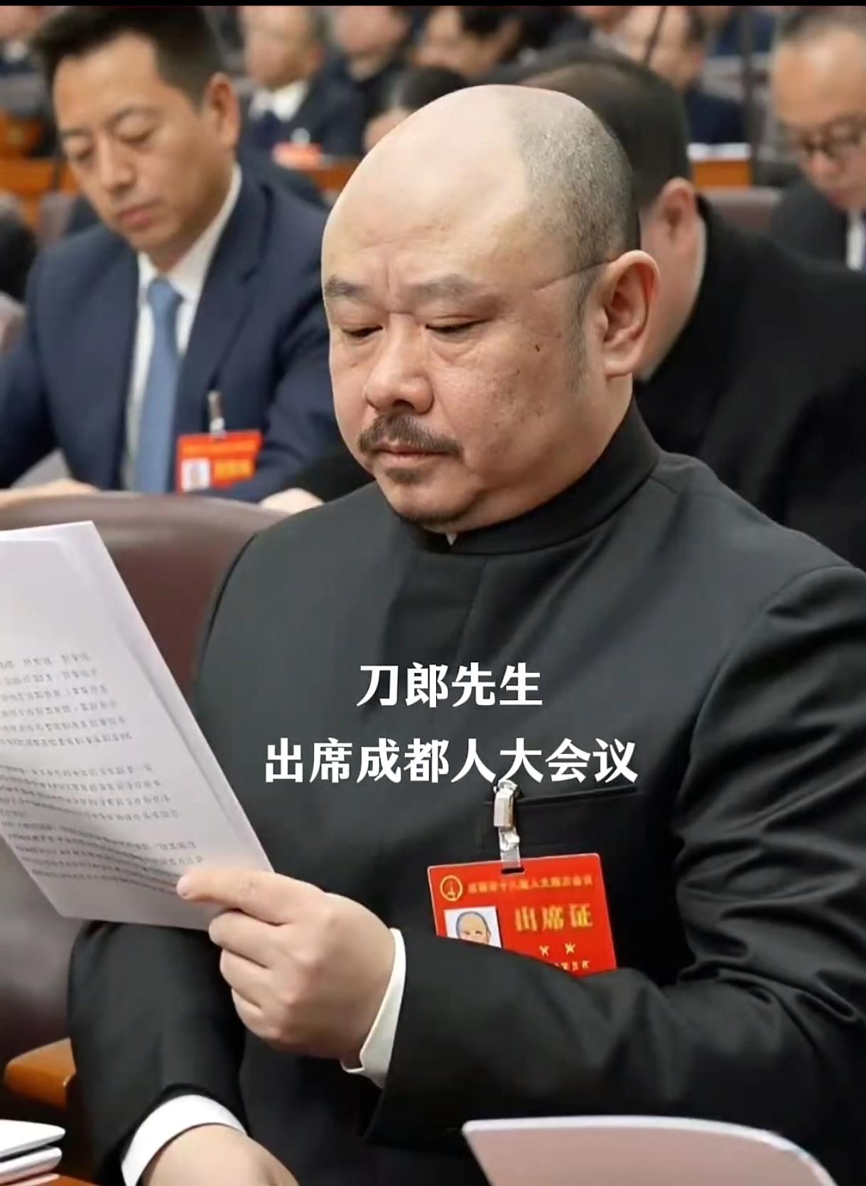 他终于来了！我们期待已久的刀郎老师，在成都人大会议上亮相。看到您熟悉的身影，大家