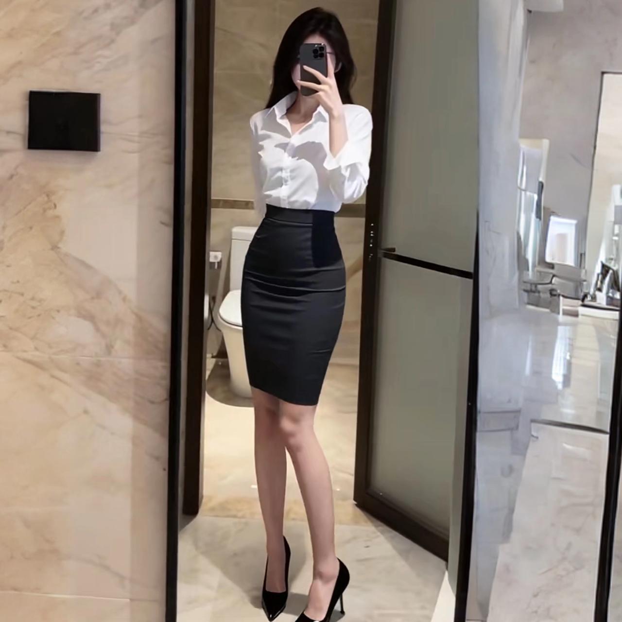 高质感通勤两件套，简约版百搭修身白衬衫+高腰包臀半身裙套装。白色衬衫套装裙喜欢