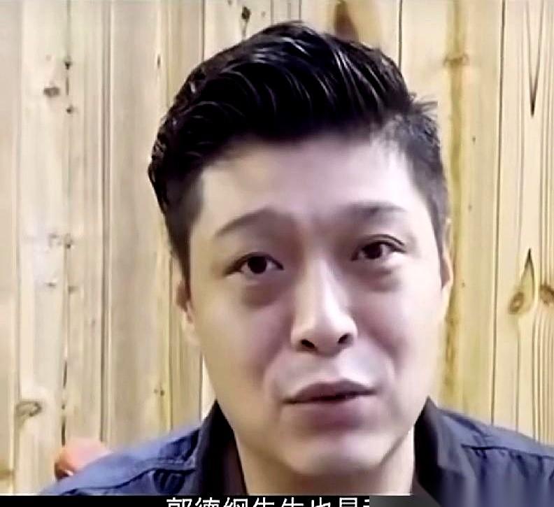 刘云天直播，嘴里冒出三个字：“郭先生”。弹幕都停了一秒。当年跟着曹云金走，头