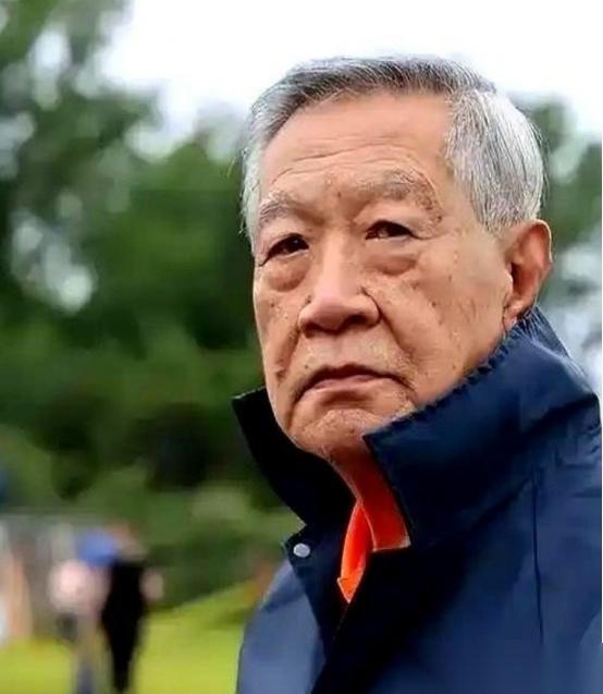 2025年，医生把脑瘤诊断书递到李昌钰手里，说还有机会。老爷子摆摆手："不穿刺，