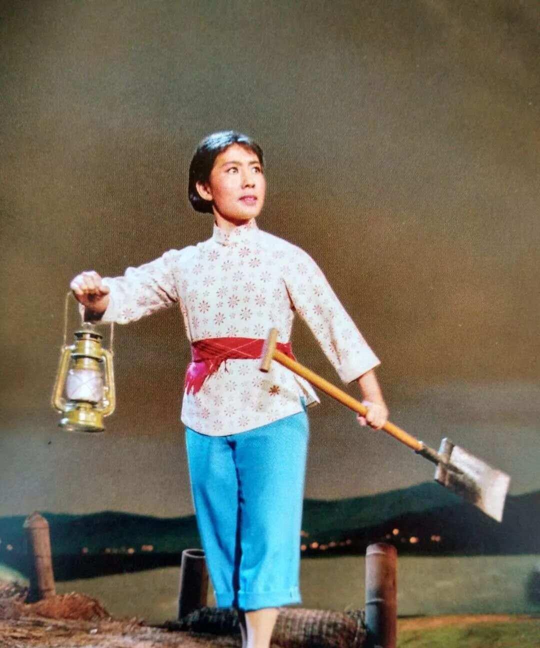 艾跃进教授曾说:全盘否定样板戏，同样是政治挂帅，是另一种形式的专制。这一观点的核