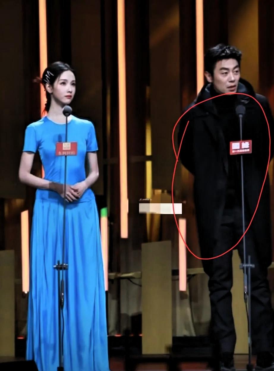 看了今晚天的国剧盛典最让我意外的是朱亚文国剧盛典的舞台上，满场都是西装笔挺