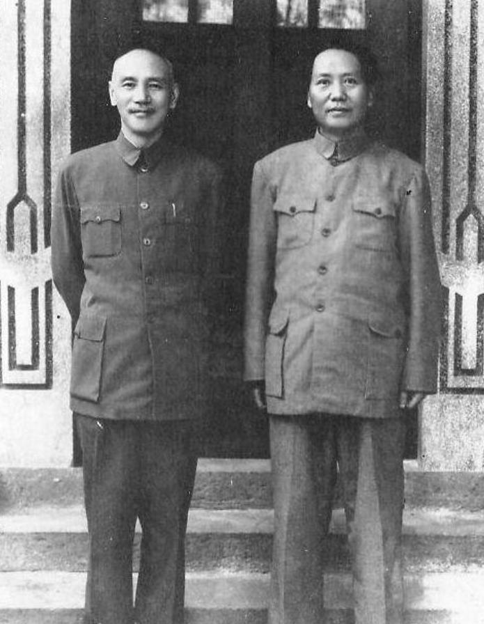 1945年重庆，蒋介石举杯发难：“国家就是你们搞乱的。”毛泽东放下茶杯，回了一句