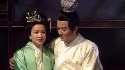 公元204年，一个二十岁出头的女人，在丈夫尸骨未寒的当口，被杀夫仇人逼着改嫁。