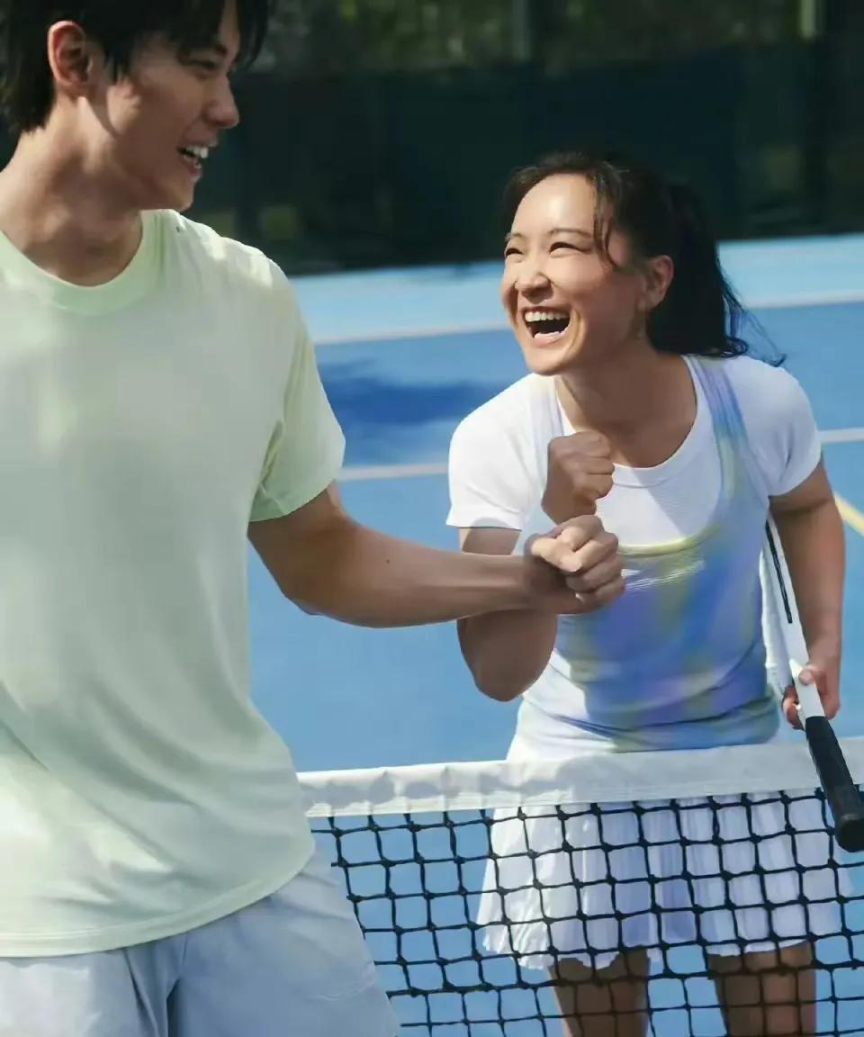 贾玲又美翻了！不嫁人，不拍戏，也不做导演，你想干啥？她一身运动装，和游泳健将打网