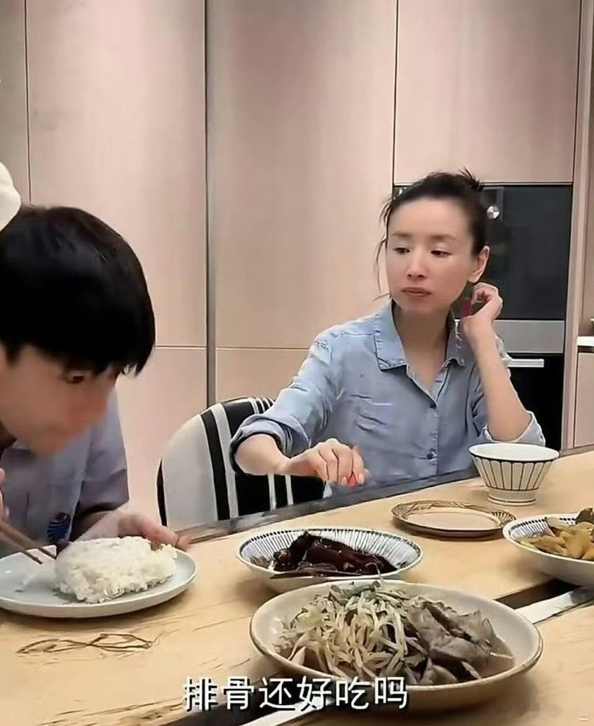 董洁家的桌子，真的是个谜！中间竟然有条缝
