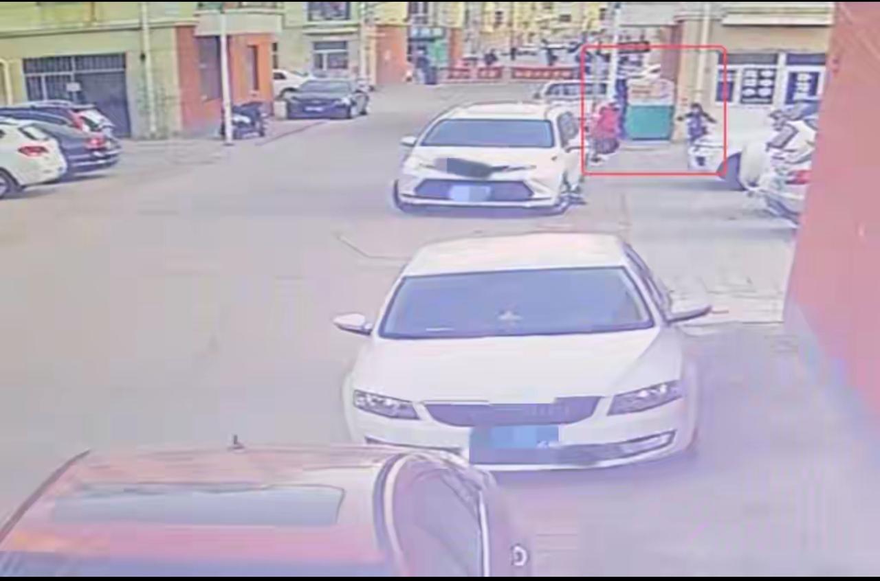 内蒙古女法官倒车致2人殒命！监控画面触目惊心小区倒车突发惨剧！内蒙古女法官