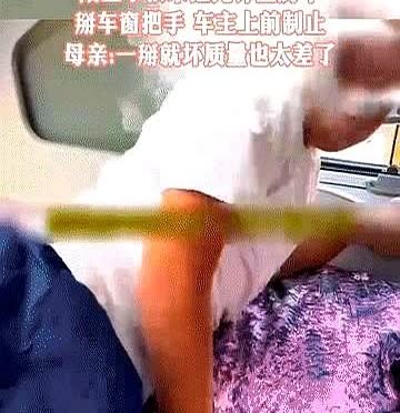 “熊孩子背后注定有熊家长”！小男孩未经允许上房车，掰开车窗把手，车主看到