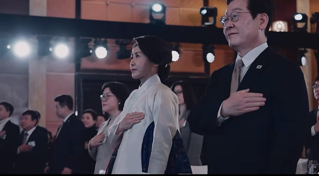 李在明和金惠景这次来华，配合得挺默契，两人一下飞机后就开启活动，夫妻俩先去见了韩