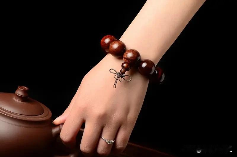 文玩的世界丰富多彩，每个人的心头好都不一样。我就特别喜欢木质手串里的沙漠铁木手串