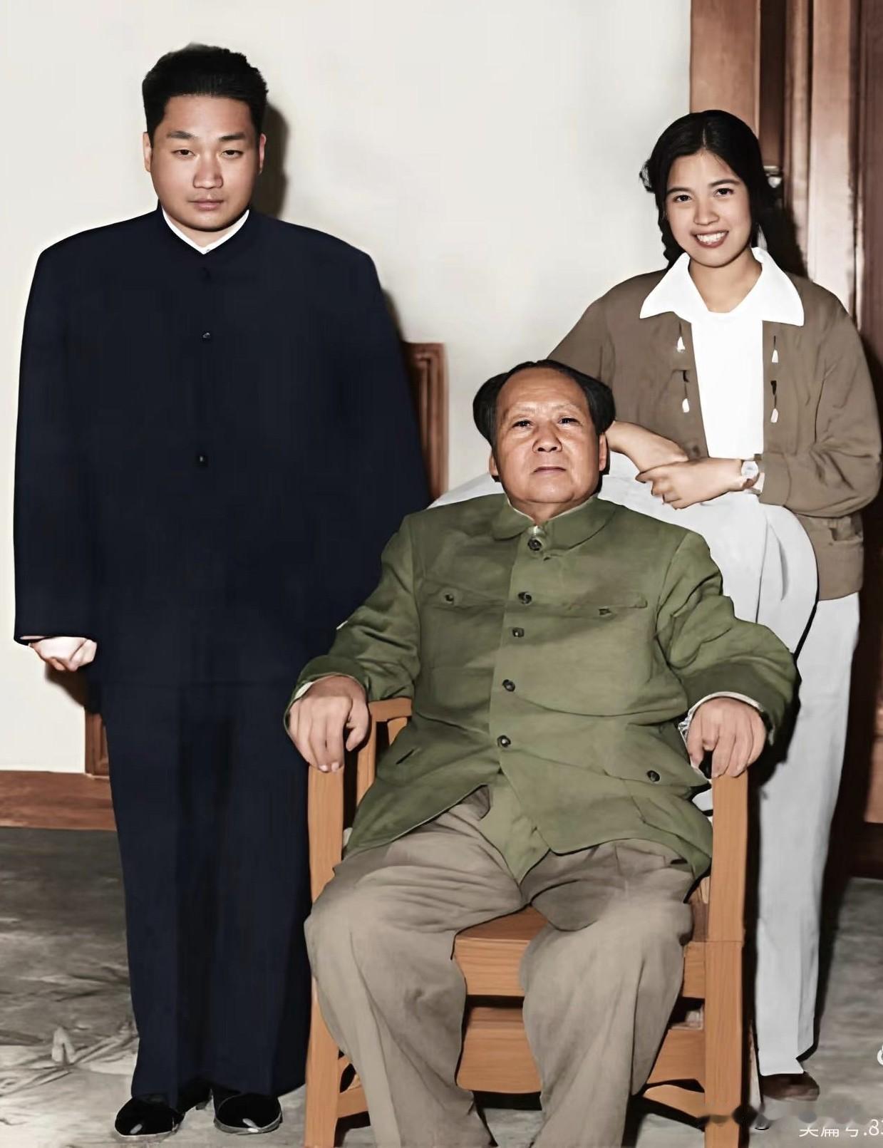 在毛主席眼里，儿媳妇邵华不仅是毛家的大功臣，还是毛家顶门立户的人。