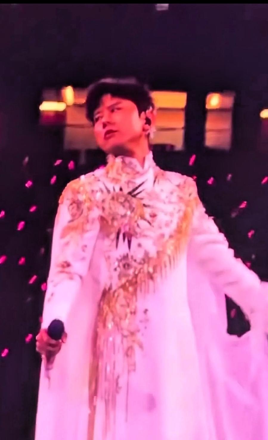 好好的演唱不行吗？真笑不活了，张杰演唱会再出幺蛾子，实在是不能这样做，好好唱歌