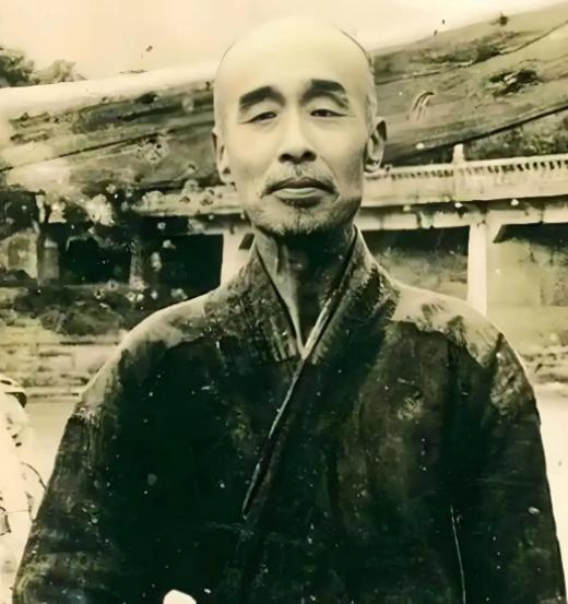 1942年，弘一法师晚年，虽四肢浮肿溃烂，但仍拒绝服药，直面死亡。临终前，他将弟