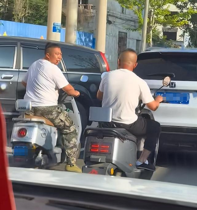 辽宁本溪偶遇网红“东北雨姐”，嘴里叼着烟，霸气十足，身上穿普通衣服，骑着电动车，