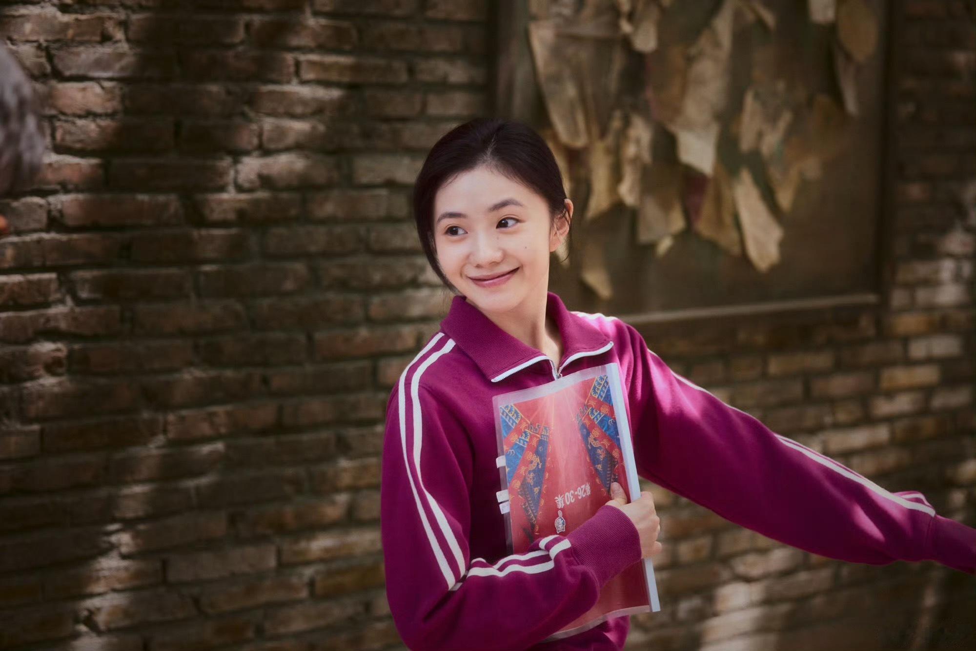 大人开会我就刘浩存这样存子就是小孩啊，所以演小孩毫无违和感！！！