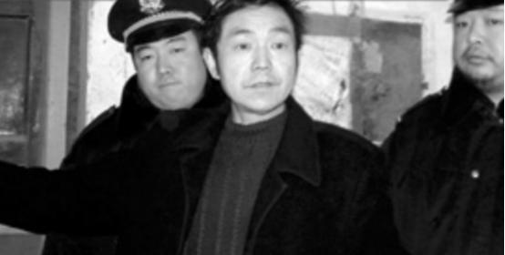 1998年冬，西安17岁高二学生高明被霸凌致死。其父高德隆无法接受丧子之痛，出家