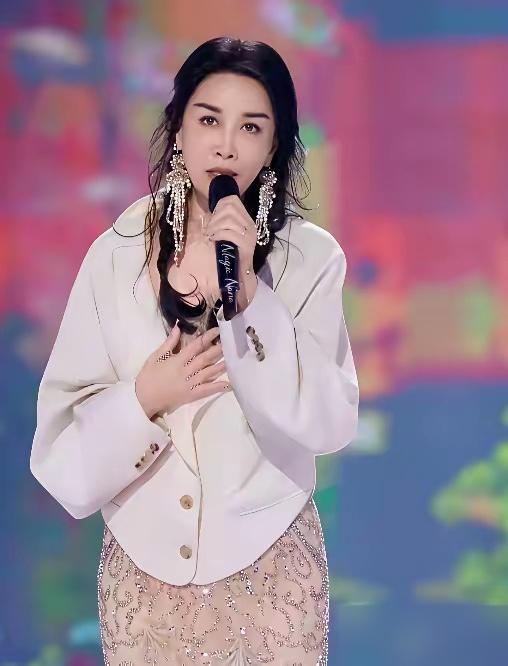 59岁，体重90斤，那英狠起来连自己都怕。1米68的个头，把体重硬生生掐在45公