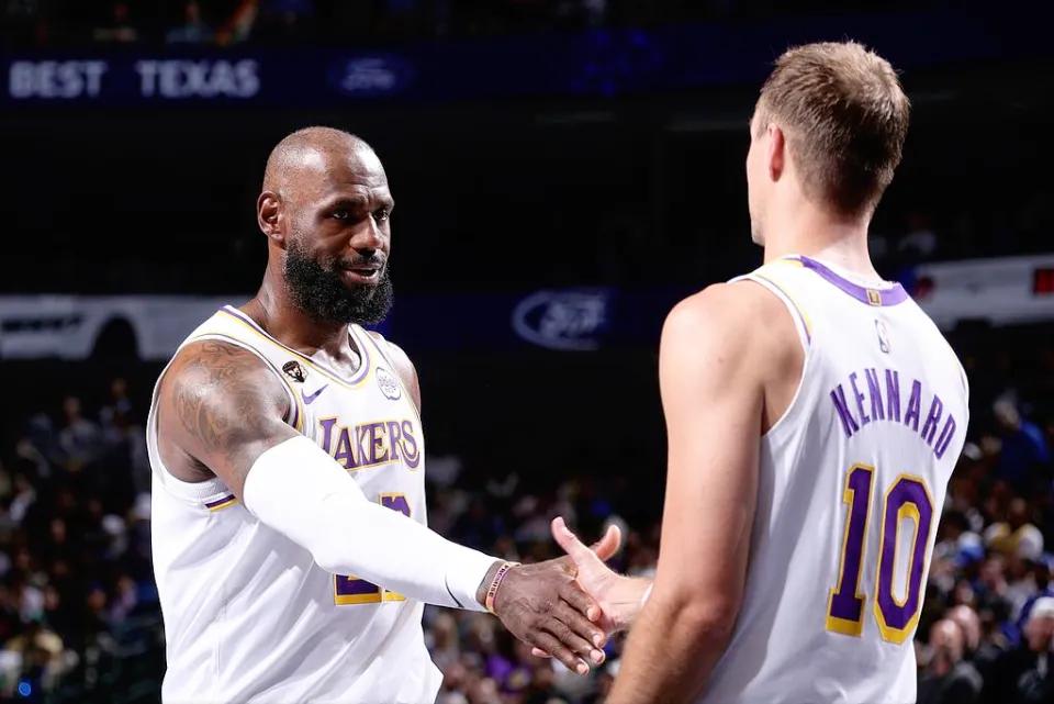 詹姆斯单核带队战胜太阳队，比东契奇和里夫斯都好，东契奇和里夫斯在的时候打太阳输多