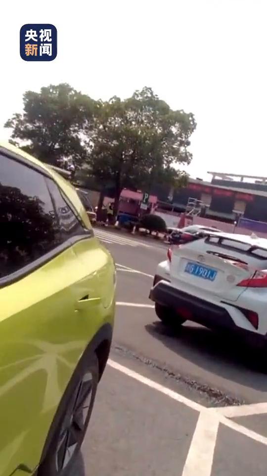 那天我在用无人机巡查高速路况，然后一辆车过来了，你看它副驾驶挡风玻璃那应该是放了
