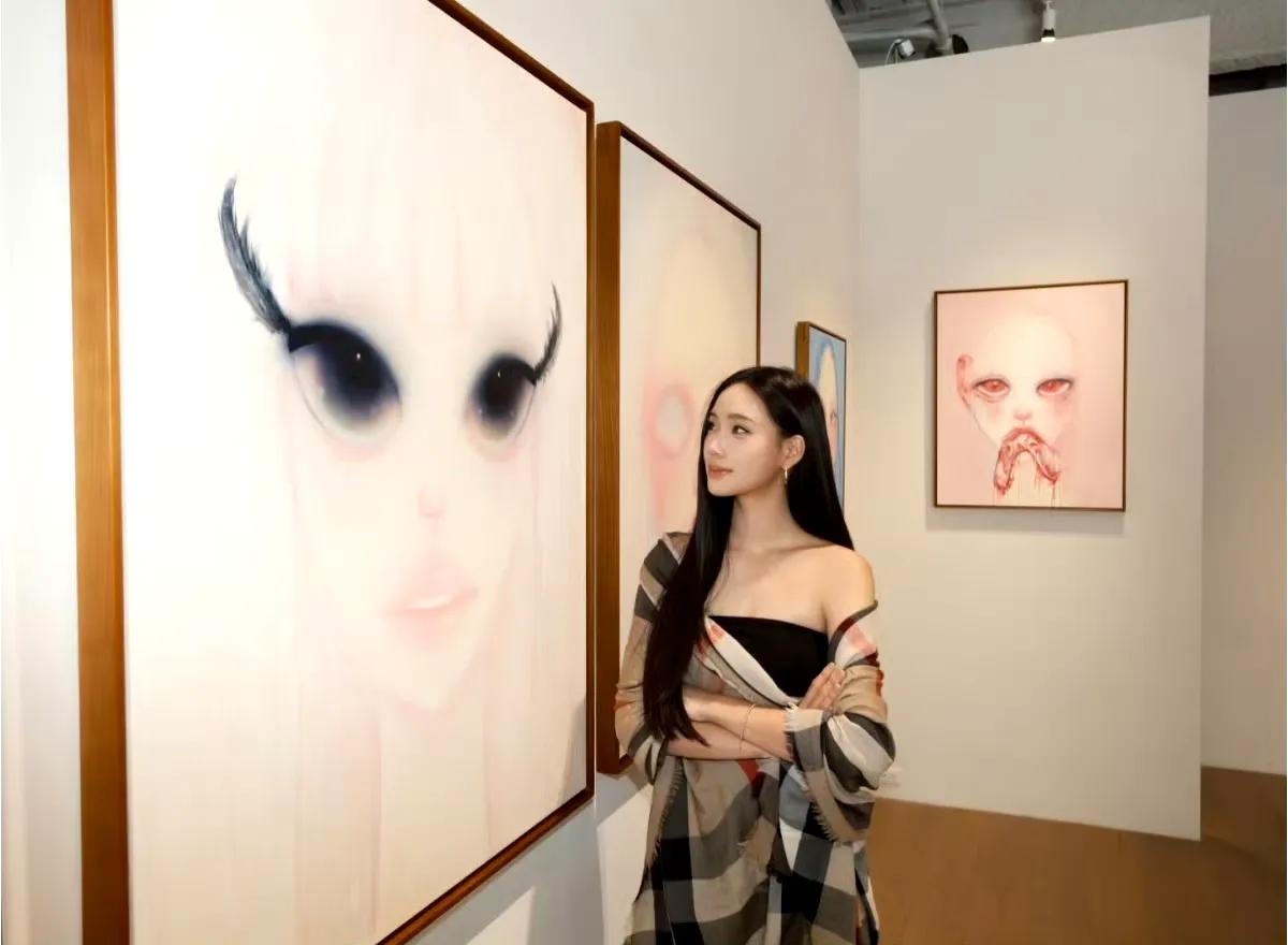 娱乐圈都是人情世故，小S二女儿Lily开画展，各界名流都去捧场支持，甚至高价拍下