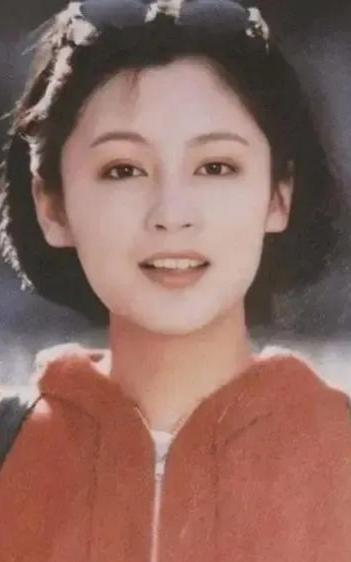 陈红，1968年12月13日出生于江西上饶，毕业于上海戏剧学院。1985年以《