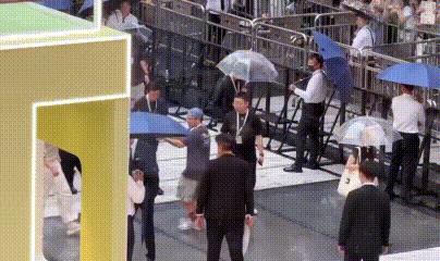 王楚钦今天的咖啡游园活动很快就结束了前后不到一个小时。活动期间非常配合品牌方的要