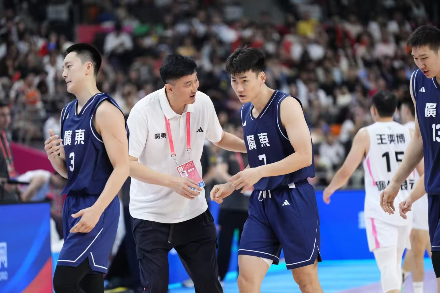 广东锋线双核爆发！王睿泽攻防一体，杜润旺三分雨破心魔