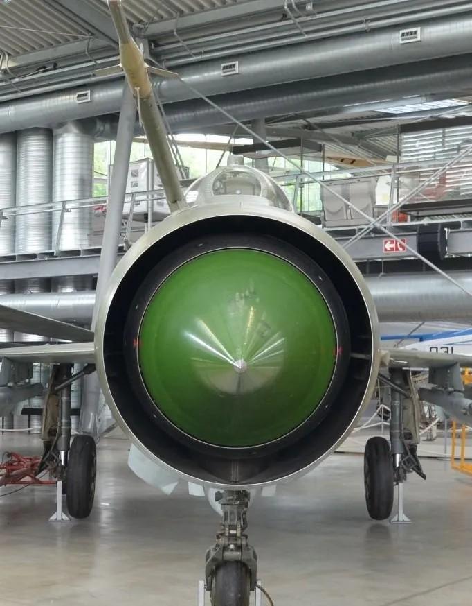 “蓝宝石”雷达，满足歼七全天候作战需要。歼七原型米格-21Φ-13是一种昼间型