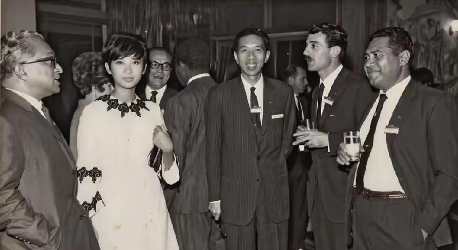 谁能想到年轻时的施南生这么亮眼！60年代国际酒会旧照曝光，和外国友人同框丝毫不输