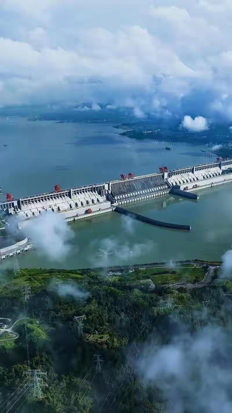 全球年发电量最多的10大水电站:（单位：亿千瓦时）1. 伊泰普水电站、巴西&